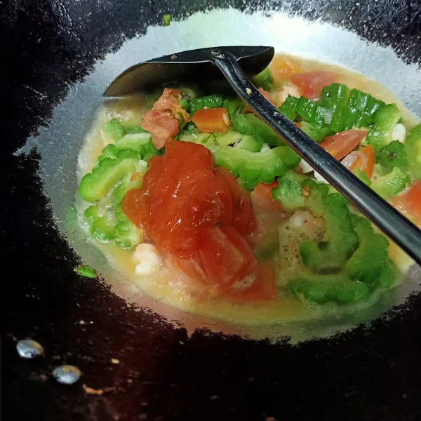 Masukkan saus sambal, oseng sampai matang semuanya. Cicipi dan koreksi rasa