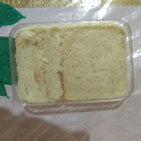 Lalu tata roti tawar ke dalam wadah tertutup, (bisa menggunakan toples kue kering). Sesuaikan dengan ukuran wadah dan jangan terlalu padat.