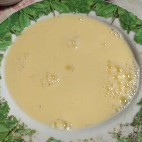 Campur kuning telur dengan 5  sdm susu cair, aduk rata.