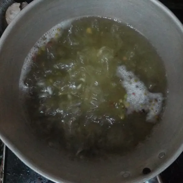 Didihkan air, lalu masukkan kacang hijau dan beras. Masak selama ±10 menit dalam kondisi panci tertutup. Aduk sesekali agar beras tidak menempel di bagian dasar panci.