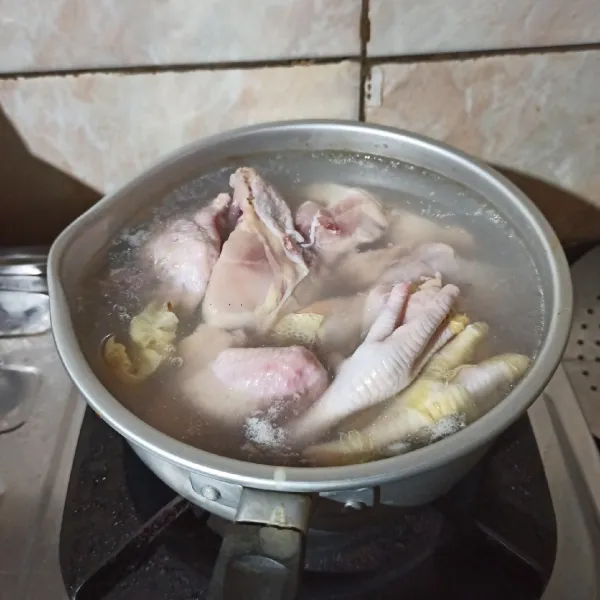 Rebus ayam hingga matang.