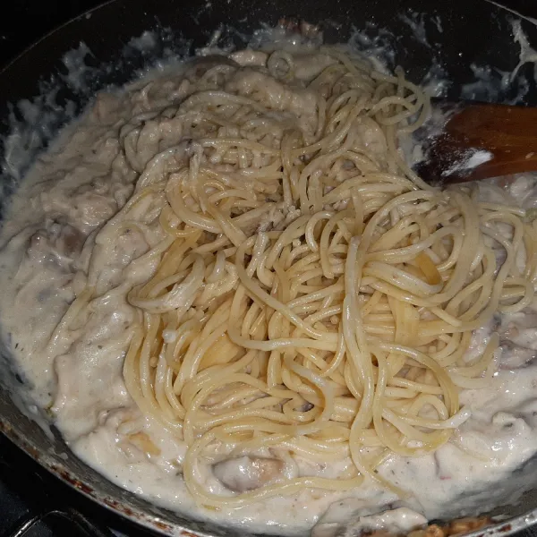 Masukkan spaghetti. Aduk sampai semua rasa dan saus dirasa pas.