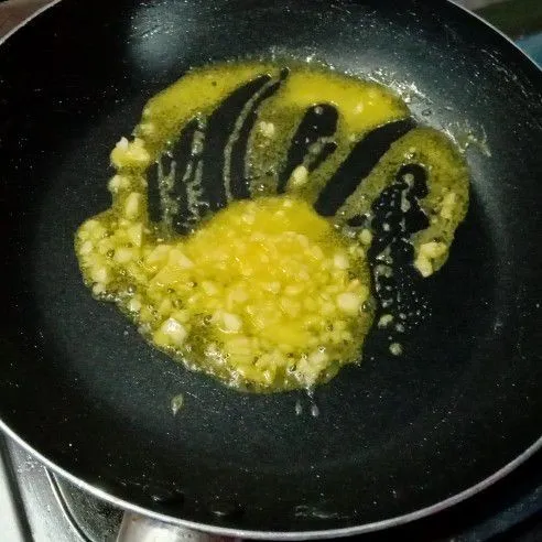 Tumis bawang putih dalam 1 sdm margarin.
