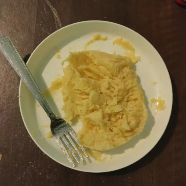 Lumatkan tape, buang sumbu tengahnya.