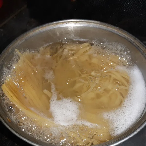 Didihkan air di panci lalu masukkan spaghetti. Masak sampai aldente lalu tiriskan.