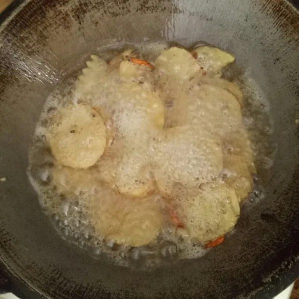 Panaskan minyak, lalu goreng kentang hingga garing.