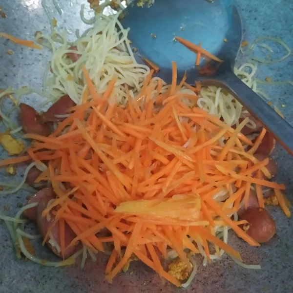 Masukkan wortel, aduk rata masak hingga wortel layu.