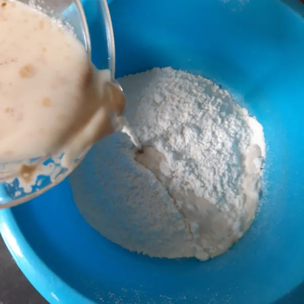 Masukkan larutan ragi kedalam tepung, aduk rata dan tutup dengan lap bersih. Diamkan selama 1 jam.