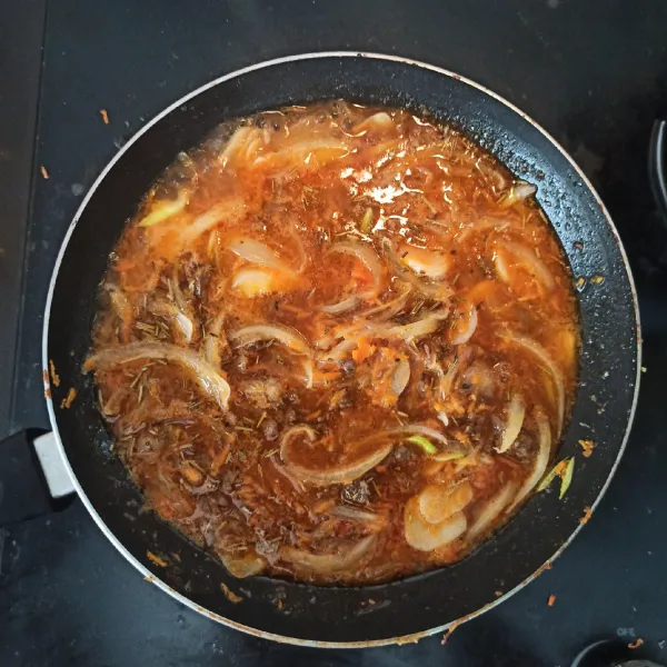 Tambahkan air, taburi Italian herbs, oregano, rosemary, garam, gula,lada. Aduk rata.