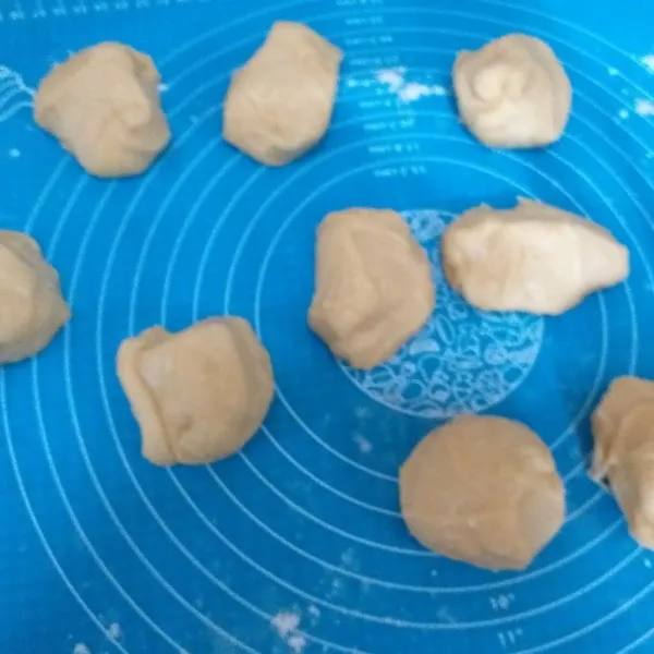 Kempiskan adonan roti, bagi menjadi 10 bagian sama besar.