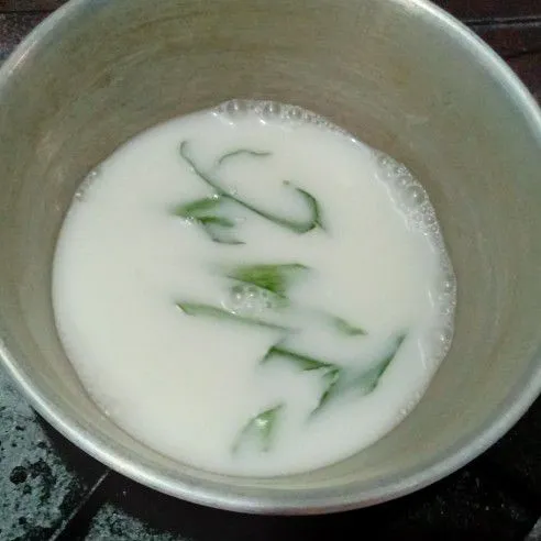 Campurkan air, santan, gula pasir dan garam. Tambahkan daun pandan lalu rebus sampai mendidih.