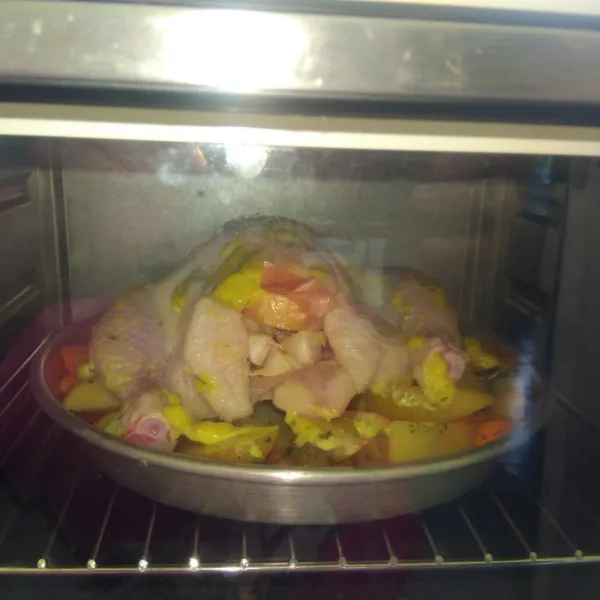 Panggang ayam pada suhu 200℃ selama 40 menit atau sampai matang.