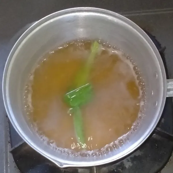 Rebus air kelapa, gula jawa, dan daun pandan. Masak hingga gula larut. biarkan hangat suam suam kuku.