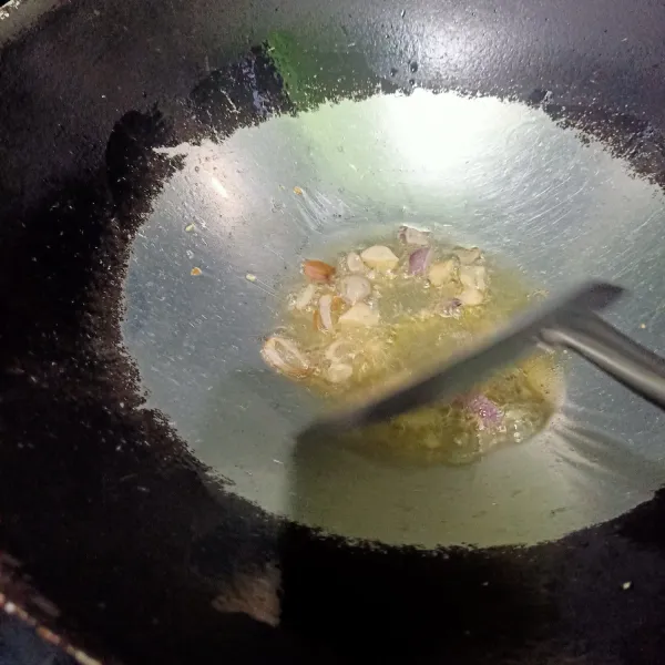 Siapkan wajan lalu beri minyak sedikit. Setelah panas lalu oseng bawang merah dan bawang putih sampai tercium harum