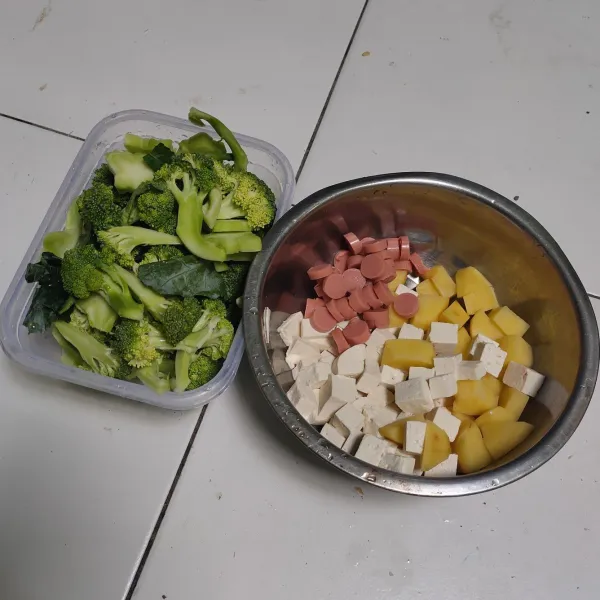 Siapkan brokoli, kentang, tahu dan sosis. Potong sesuai selera.