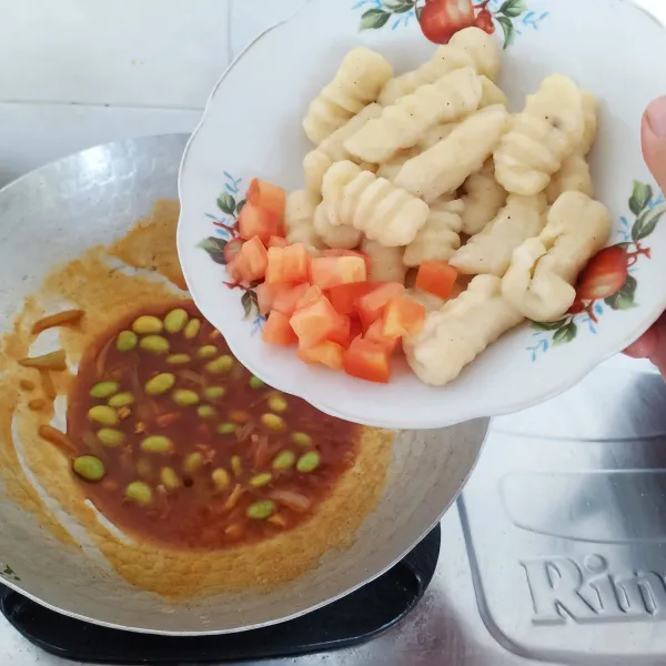 Terakhir, masukkan pasta gnocchi nya ke dalam saus, aduk sebentar lalu angkat dan sajikan.