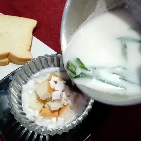 Tuang kuah dalam wadah selagi panas.