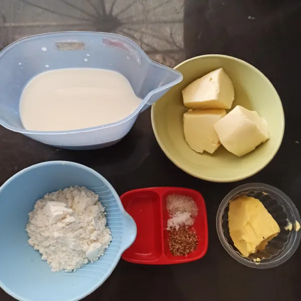 Untuk membuat saus bachamel : Larutkan tepung terigu, sejumput garam, sejumput lada, sejumput pala dan gula kedalam susu cair.