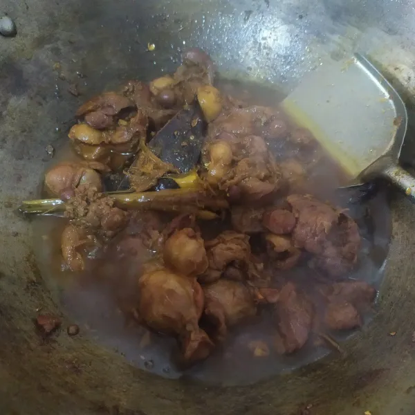 Setelah surut, koreksi rasanya, tambahkan kembali kecap, aduk sampai kuahnya mengental, matikan api.