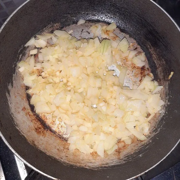Tumis bawang bombay dan bawang putih dengan margarin.
