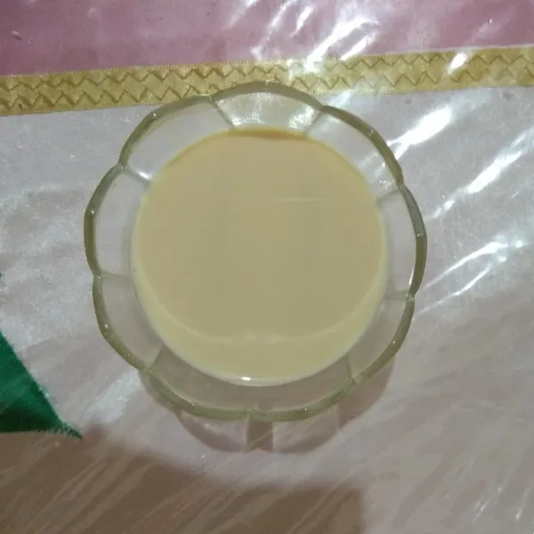 Campur evaporated milk, fresh milk, dan condensed milk, aduk rata dan sisihkan.