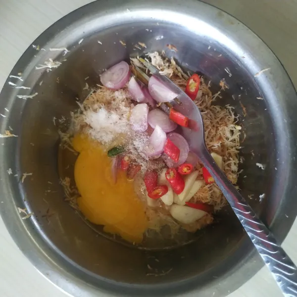 Kemudian masukkan telur, bawang merah, bawang putih, cabe merah, lada dan garam.
