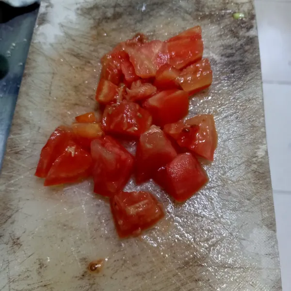 Iris kotak kotak 1/2 buah tomat