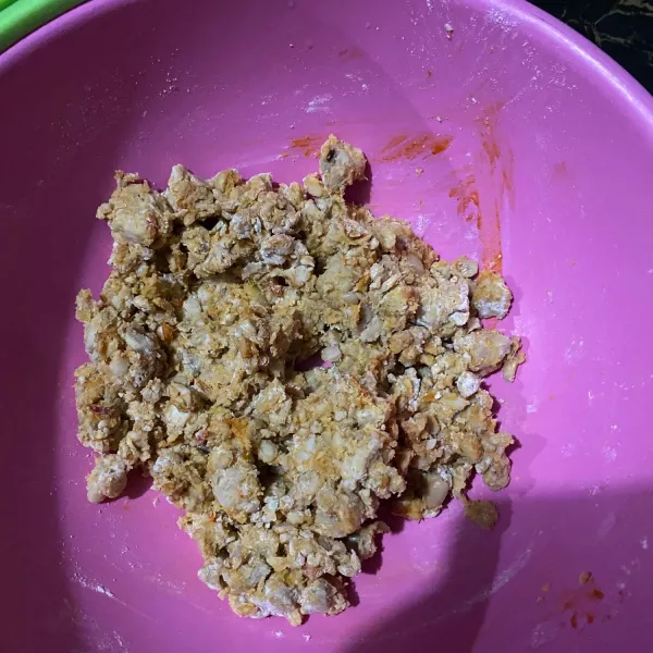 Masukkan tepung terigu dan bulat-bulatkan sesuai selera.