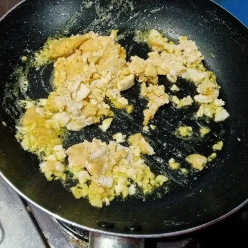 Masukkan kuning telur dari telur asin yang sudah dihaluskan dengan sendok. Aduk rata.