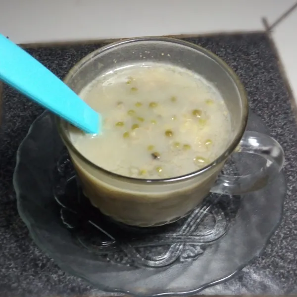 Cara penyajian: masukkan ±½ sdt jahe emprit ke dalam gelas saji, lalu seduh dengan bubur kacang hijau beras saat masih panas-panasnya.
