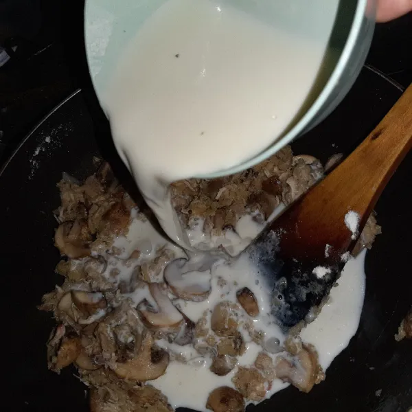 Tuangkan susu cair lalu aduk lagi sampai tercampur.