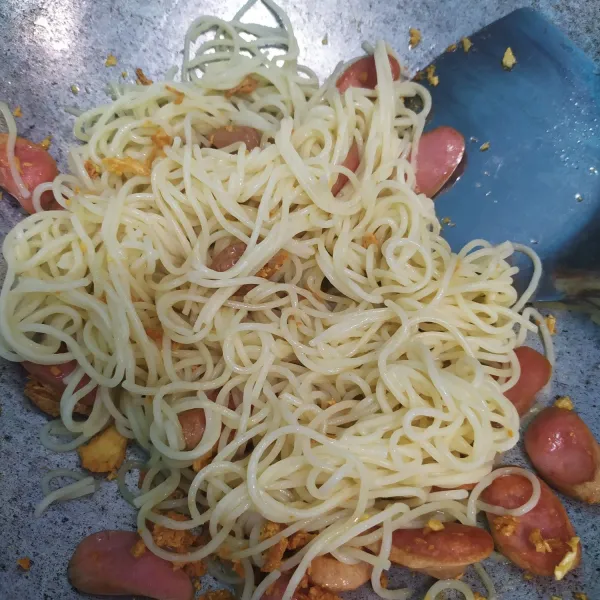 Kemudian masukkan spagetti, aduk rata.