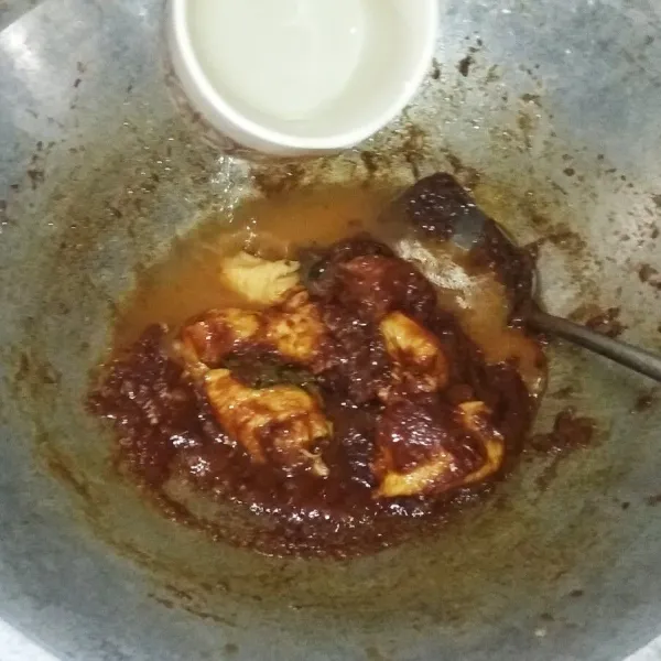 Setelah ayam empuk, buka tutupnya, masukan air untuk kuahnya (sesuai selera). Aduk hingga rata.
