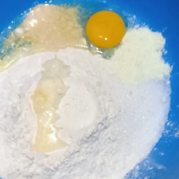 Campurkan terigu, susu, ragi dan telur aduk rata.