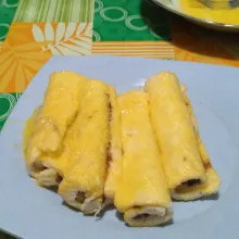 Celupkan roti ke dalam kocokan telur.