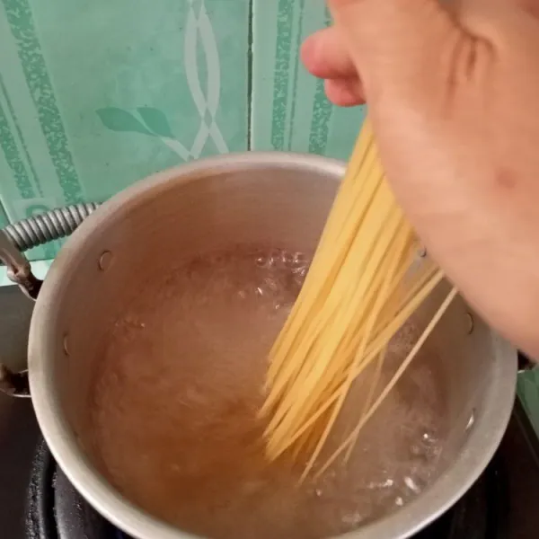 Rebus air hingga mendidih lalu masukkan spaghetti hingga matang, sisihkan.