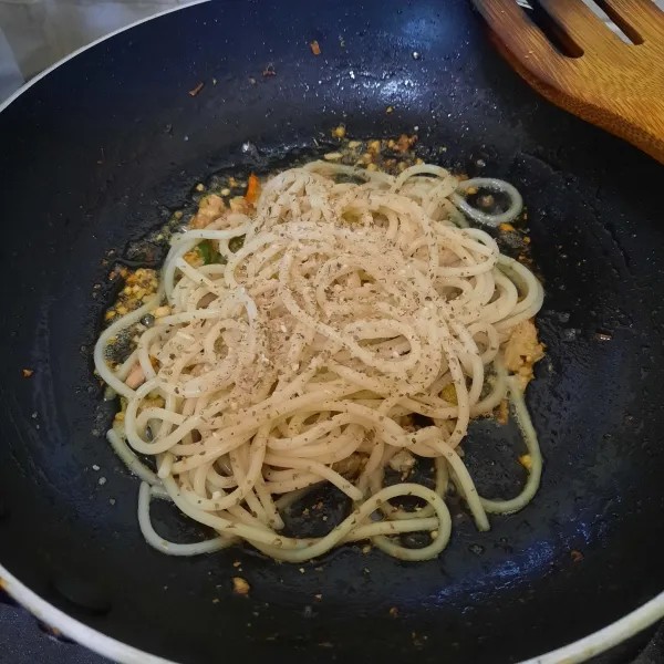 Masukkan spaghetti, beri garam, lada, kaldu jamur dan oregano, koreksi rasa hingga pas.