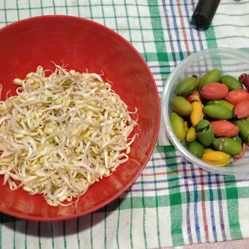 Cuci bersih tauge dan kulit melinjo.