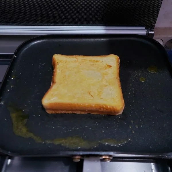Panaskan 1 sdm margarin butter lalu panggang roti sampai matang.
