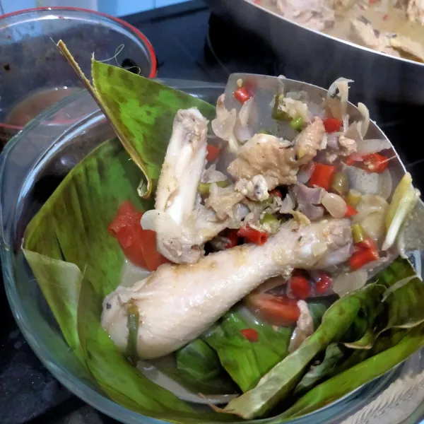 Ambil mangkok kukusan, alasi dengan daun pisang yang sudah dibersihkan, pindahkan masakan ke dalam mangkuk.