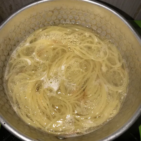 Rebus spagetti hingga al dente atau kenyal, tiriskan.