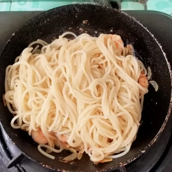 Setelah rasa pas masukkan spaghetti aduk rata tambahkan kaldu bubuk bila dirasa kurang, taburi daun bawang. Sajikan.