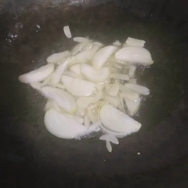 Tumis bawang putih dan bawang bombai sampai harum