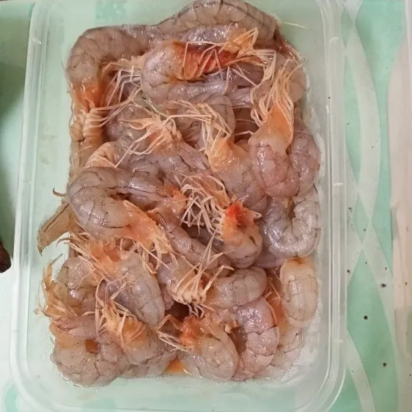 Udang yang telah dibersihkan beri perasan air lemon dan garam, campur, sisihkan.