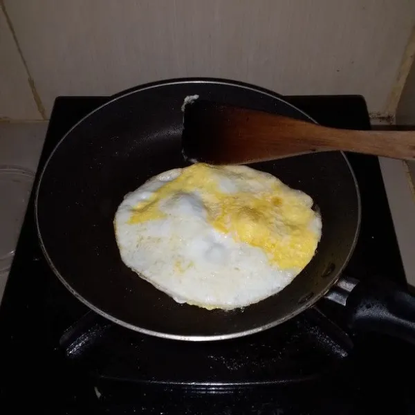 Panaskan teflon. Tambahkan minyak goreng sedikit. Kemudian ceplok telur. Gunakan api kecil. Taburkan sejumput garam. Tuang air sedikit agar  pinggir telur tidak gosong dan keras. Angkat dan lakukan hingga selesai.