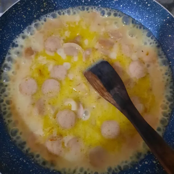 Masukkan campuran susu dan tepung terigu, aduk hingga mengental.