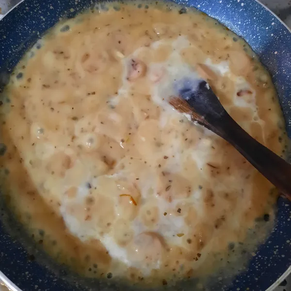 Masukkan susu dan tepung, aduk² hingga rata dan mengental.