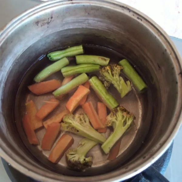 cuci bersih sayuran, potong potong kemudian rebus sampai empuk.