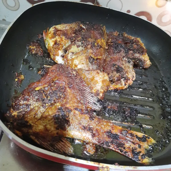 Panaskan teflon, beri minyak kemudian panggang ikan sampai matang. Angkat dan sajikan.