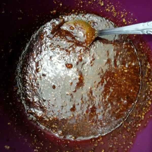 Ulek sampai halus kacang tanah, gula merah, cabai rawit, gula dan garam.